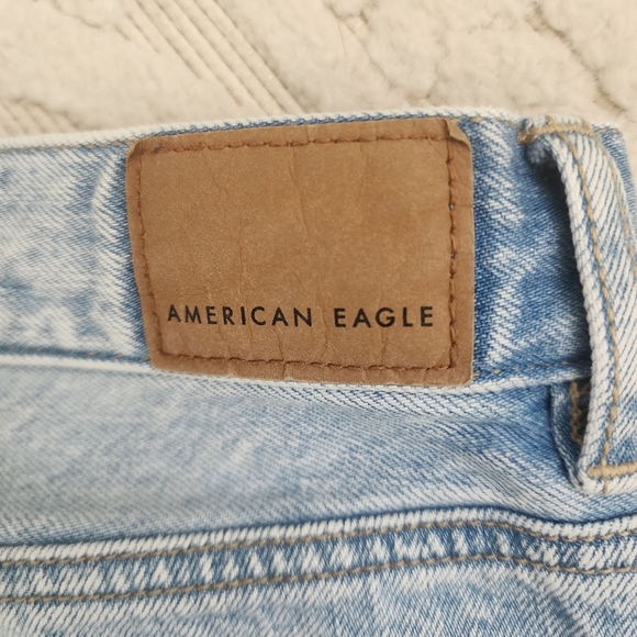 AMERICAN EAGLE MOM JEANS LIGHT WASH - Picture 10 of 16